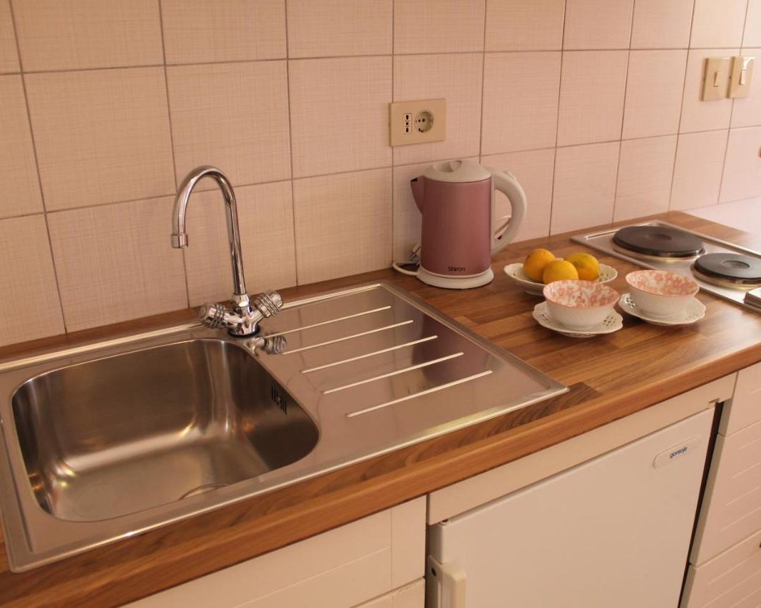 The kitchenette with kettle and hob